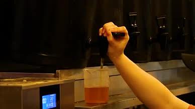 升格奶茶制作夏日饮品挤奶油饮料冷饮视频的预览图